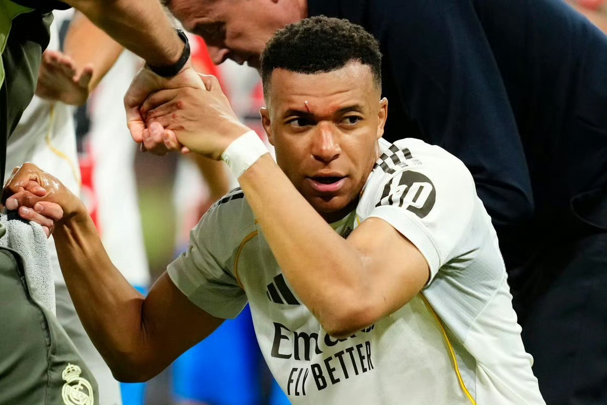 皇马1比1赫罗纳皇马迎来至暗时刻！联赛两轮不胜，多赛一场仍落后榜首6分，欧冠主场