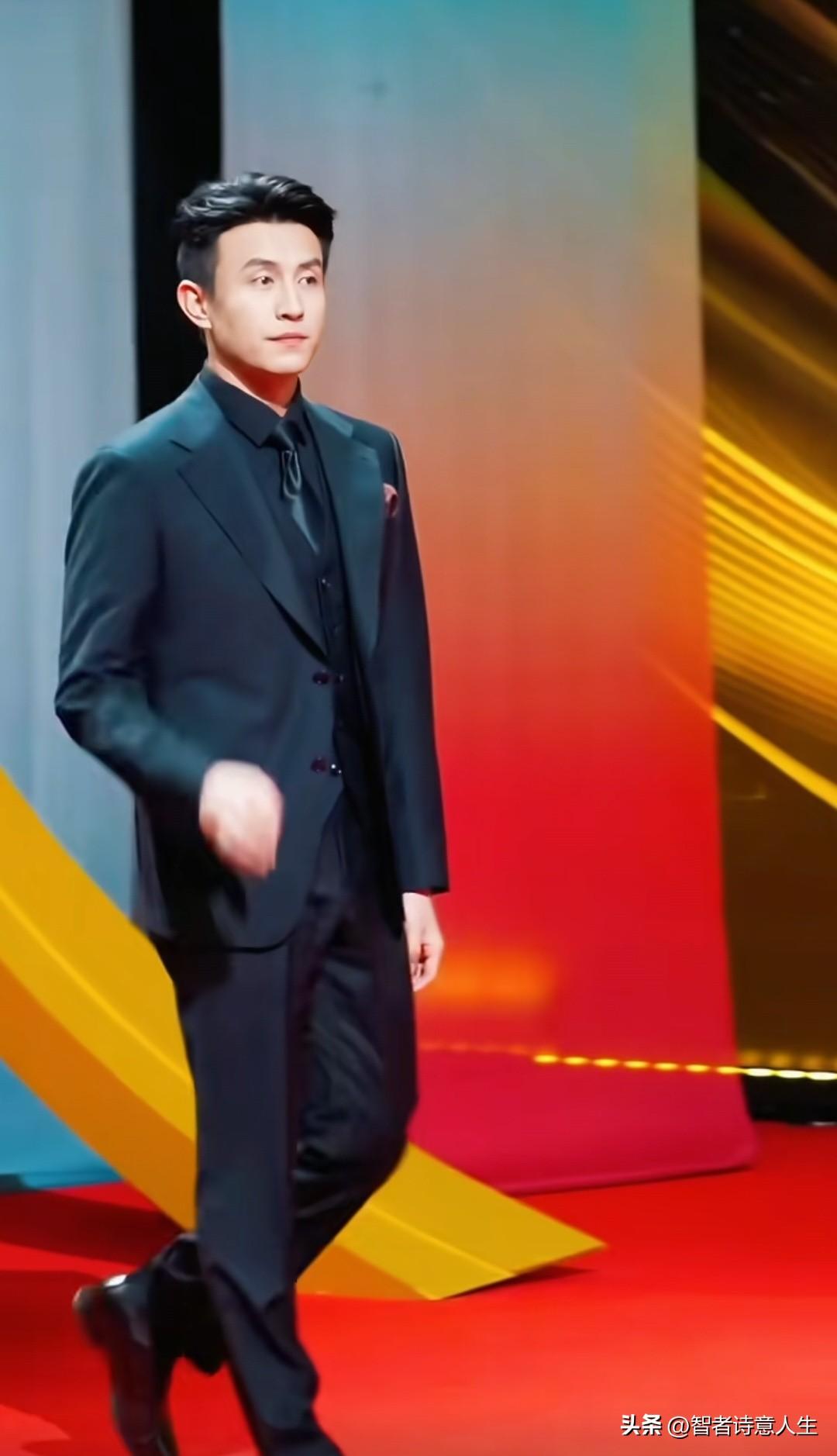 从时尚大片里走出来的刘萧旭，红毯表现太惊艳，西装造型+自信步伐=满分型男示范。刘