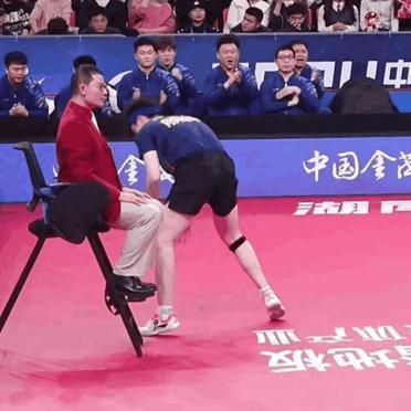 每次看到大头丢了这个球后的一系列反应，都能把我逗得哈哈大笑，他的这一番操作简直可