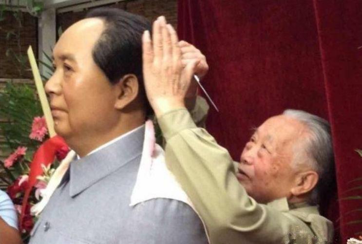 毛主席逝世后，周福明亲自为老人家最后一次理发，安详的面容让众人动容！
1976年