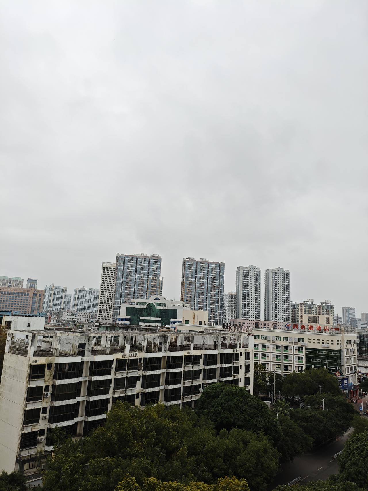 今天是农历春节了，今年是在北海过的第三个年头了，每天早餐起床时，感觉天灰蒙蒙的，