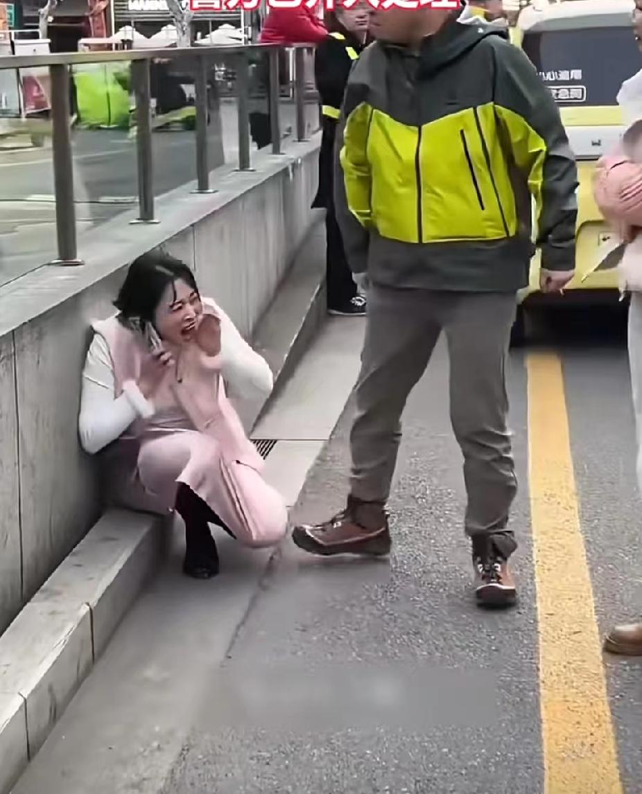 这下事大了！女子疑似不当驾驶引发交通堵塞拒绝挪车，男子一气之下掌掴女子！女子瞬间