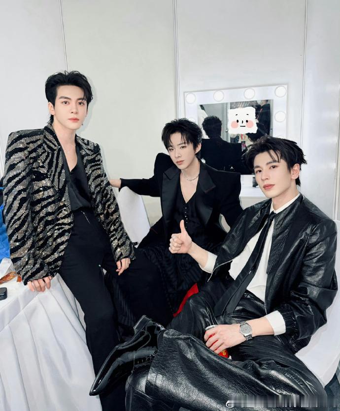 刘宇宁张凌赫曾舜晞的合影成为 2025 微博之夜的热门画面，被网友不断转发分享。