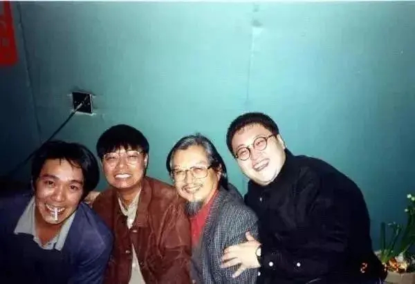 胡伟立《陪周星驰玩无厘头》节选1986年我初入TVB，在李力持执导单元剧《哥哥的