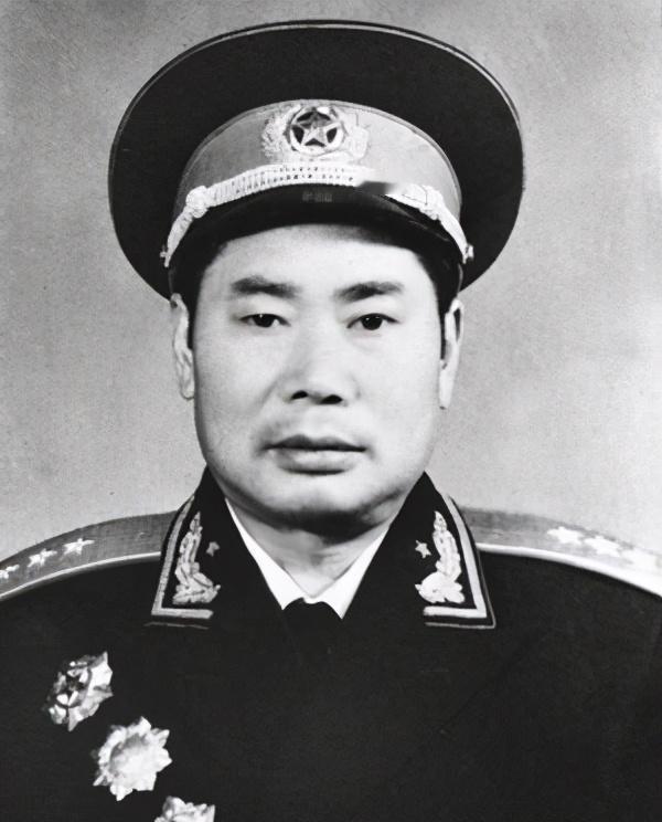 1955年授衔时，政委罗瑞卿授大将，司令员杨得志授上将，参谋长耿飙没有授衔。政委