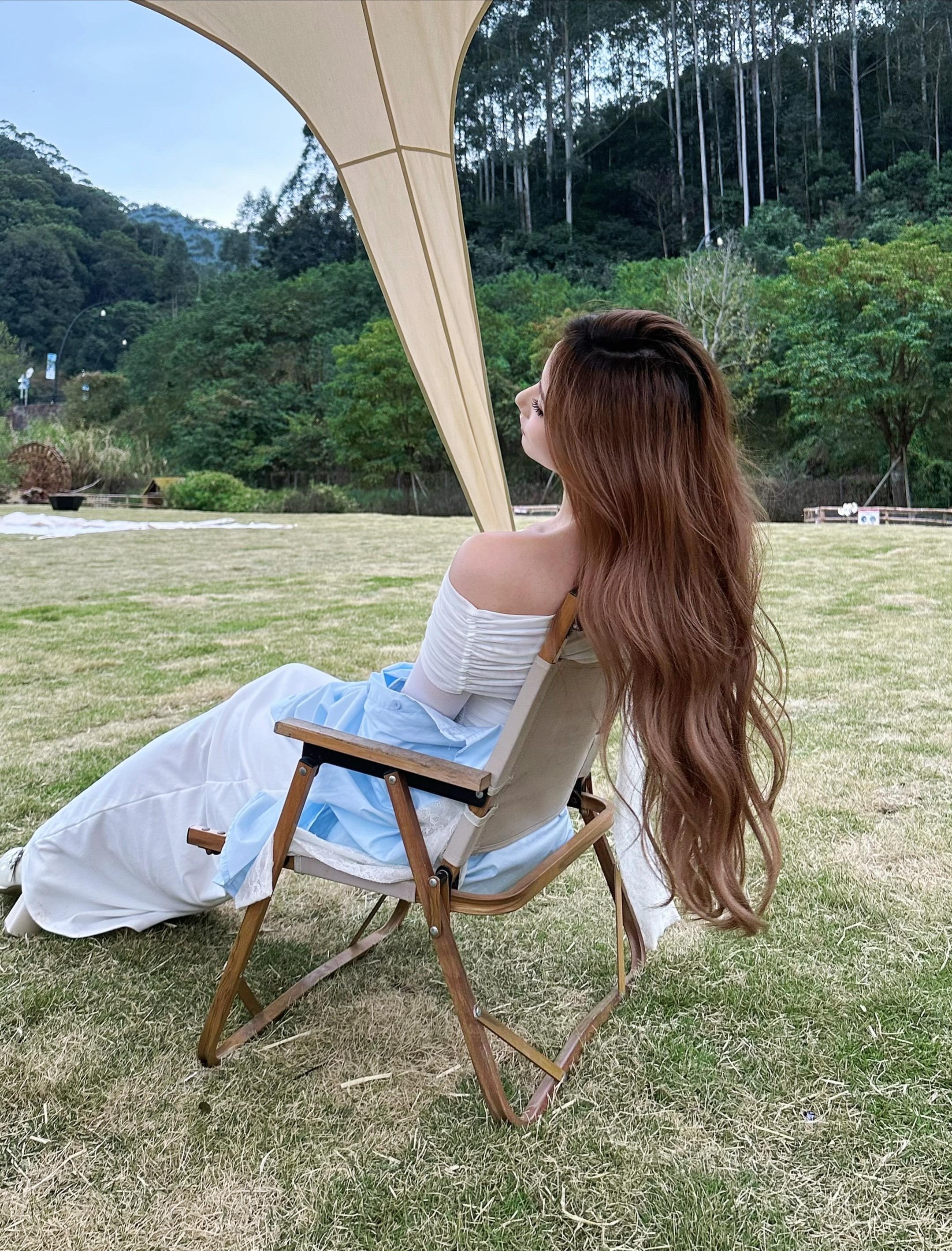 如果你也刚好抬头望  落日余晖正飞过身旁