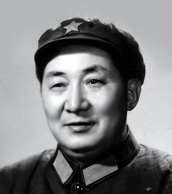吴荣正1915年生于四川通江一户普通农家。1932年，年仅17岁的他毅然参加红军