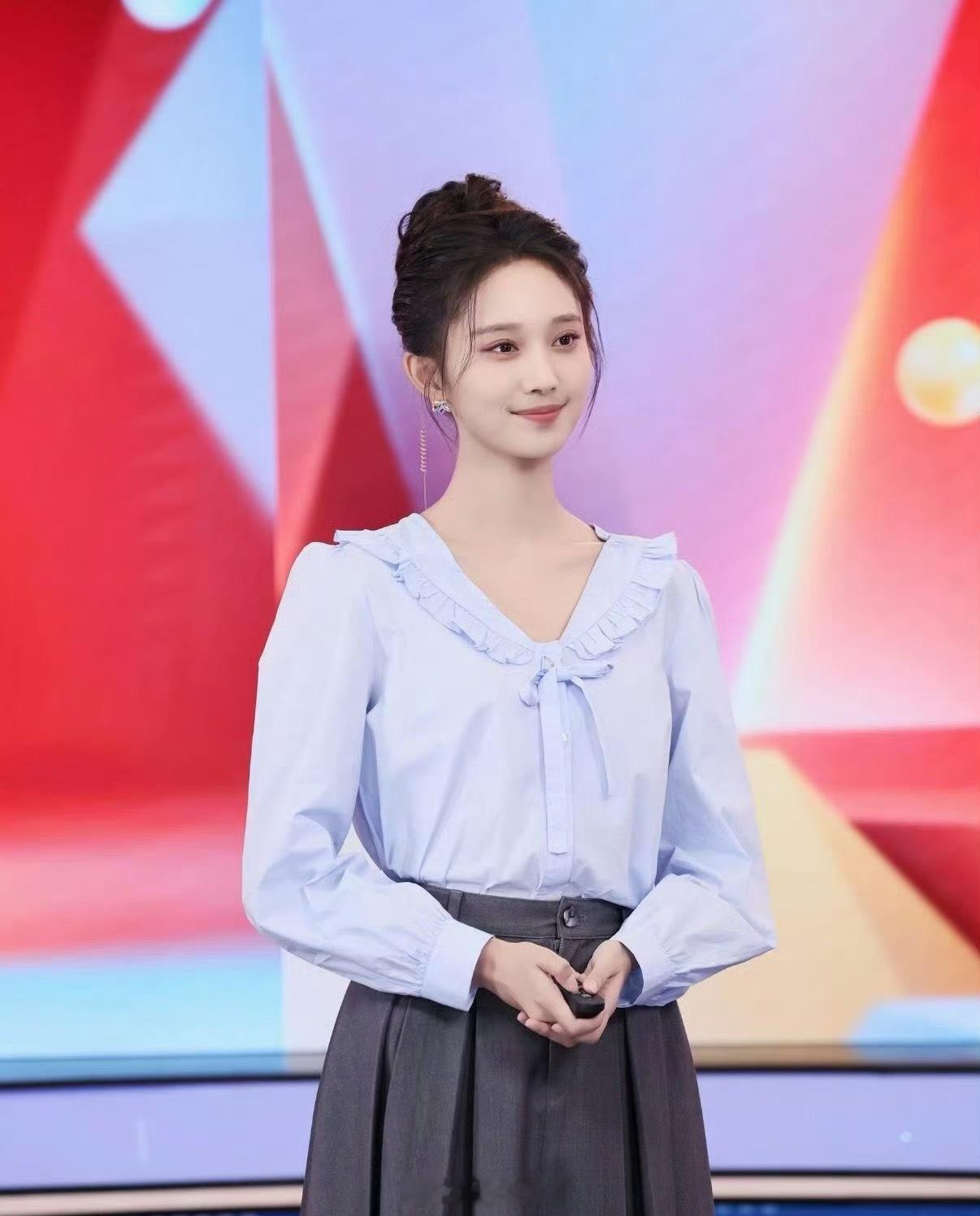 李宇嘉中传专业第一的含金量还在上升中传第一的李宇嘉太绝了！播新闻咬字清、气口准，