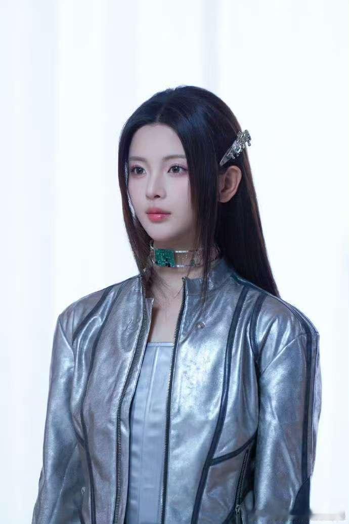 这次的音综，杨超越真的是惊艳了我！机械姬造型加上辨识度超高的嗓音，真的是把她的魅