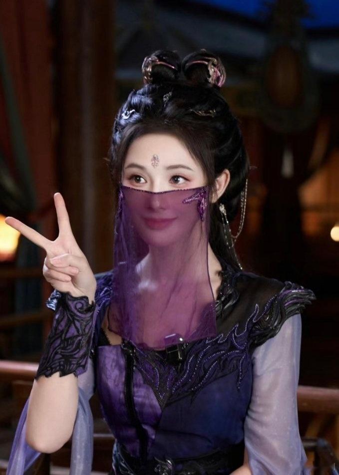 彭小苒新剧卧榻躺听取妈声一片 跟朋友狂夸彭小苒的新角色，慕雨墨褪去冷厉的慵懒感太