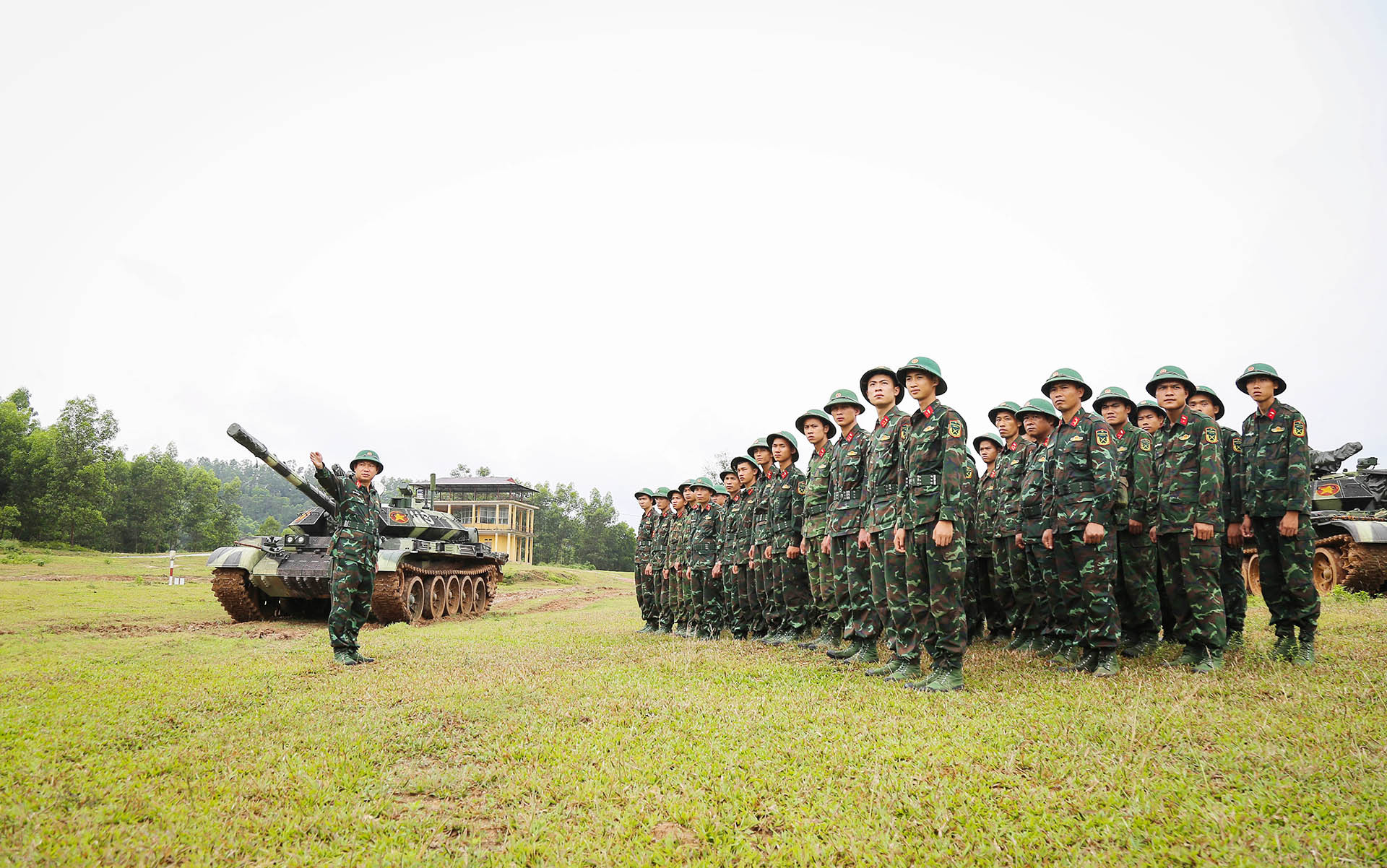 从难从严、从实战出发，全方位锤炼坦克兵驾驶技能，在任何地形条件下战车都能驰骋纵横