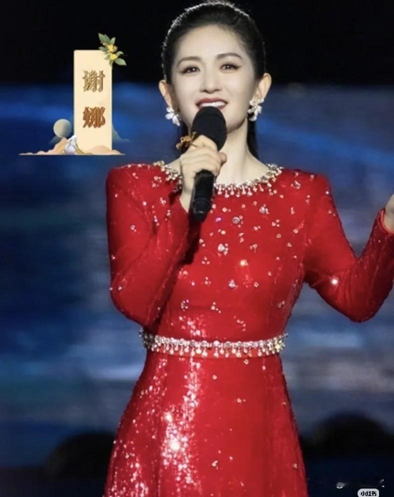 说真的，我都替谢娜感到尴尬，

不是因为她主持经验不够，而是她自己紧张得不行，发
