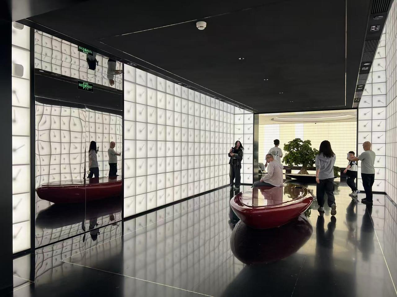 昨天下午，学生返校。这次入校，学生要在学校里呆两个周，下一个周的周五才能离校。