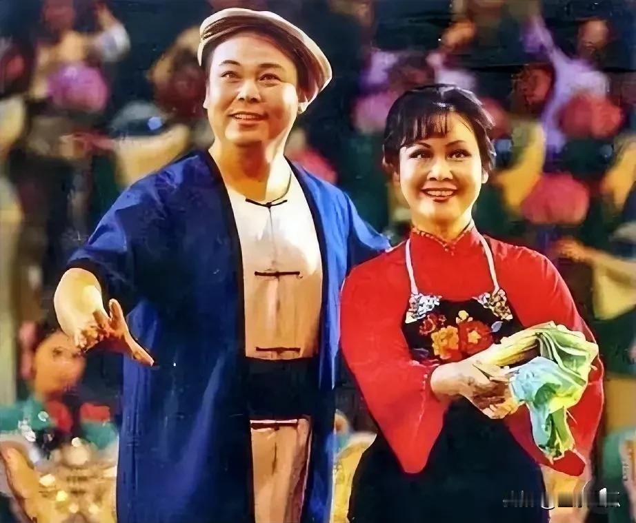 李谷一多年前舞台上的一张照片，圆圆的脸有点富贵气，满脸胶源蛋白的她脸上红润，光彩