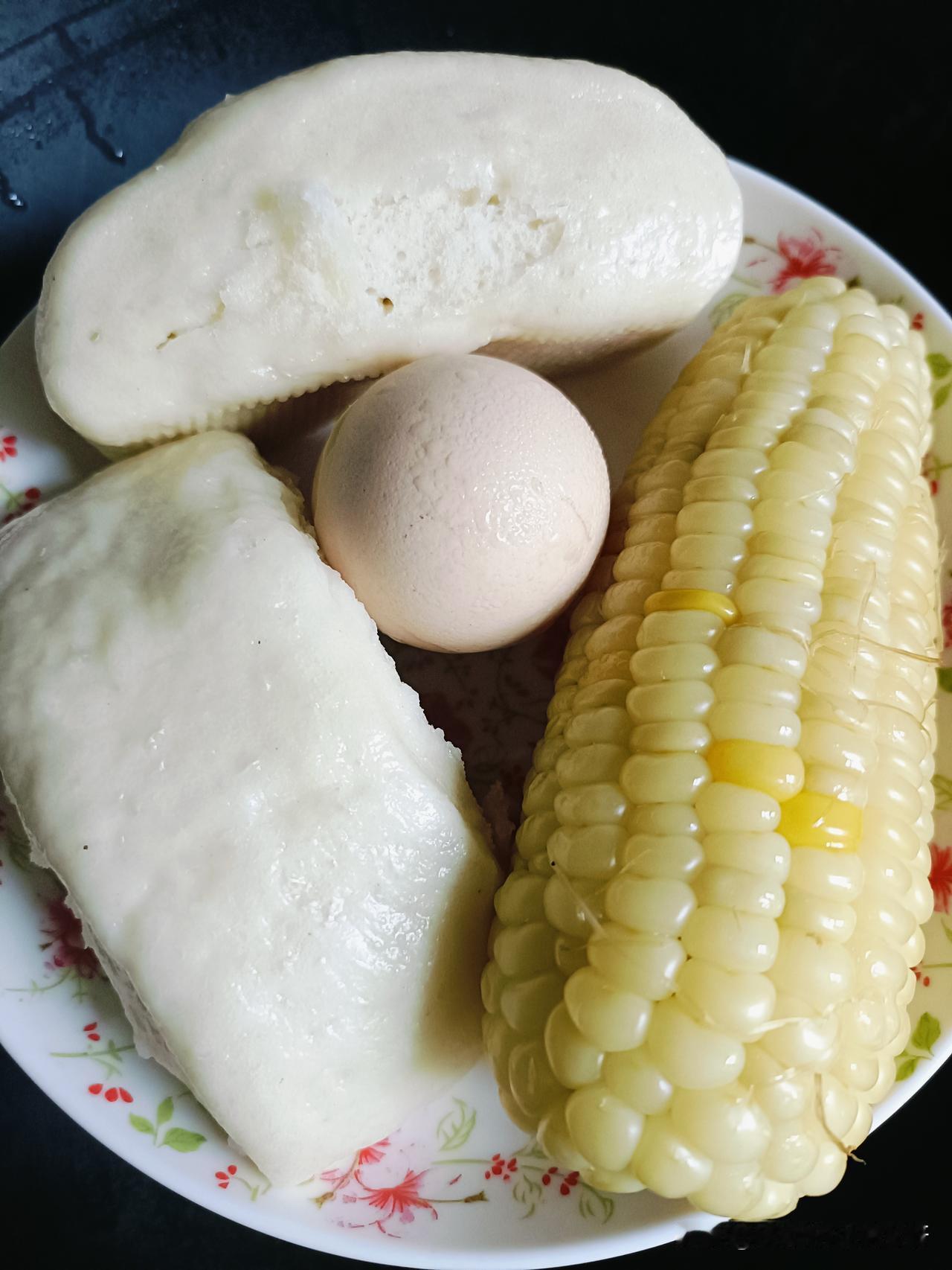 今天的早餐：两个小馒头，一个鸡蛋，一根玉米，大家记得按时吃早餐哦。
早上听一个同