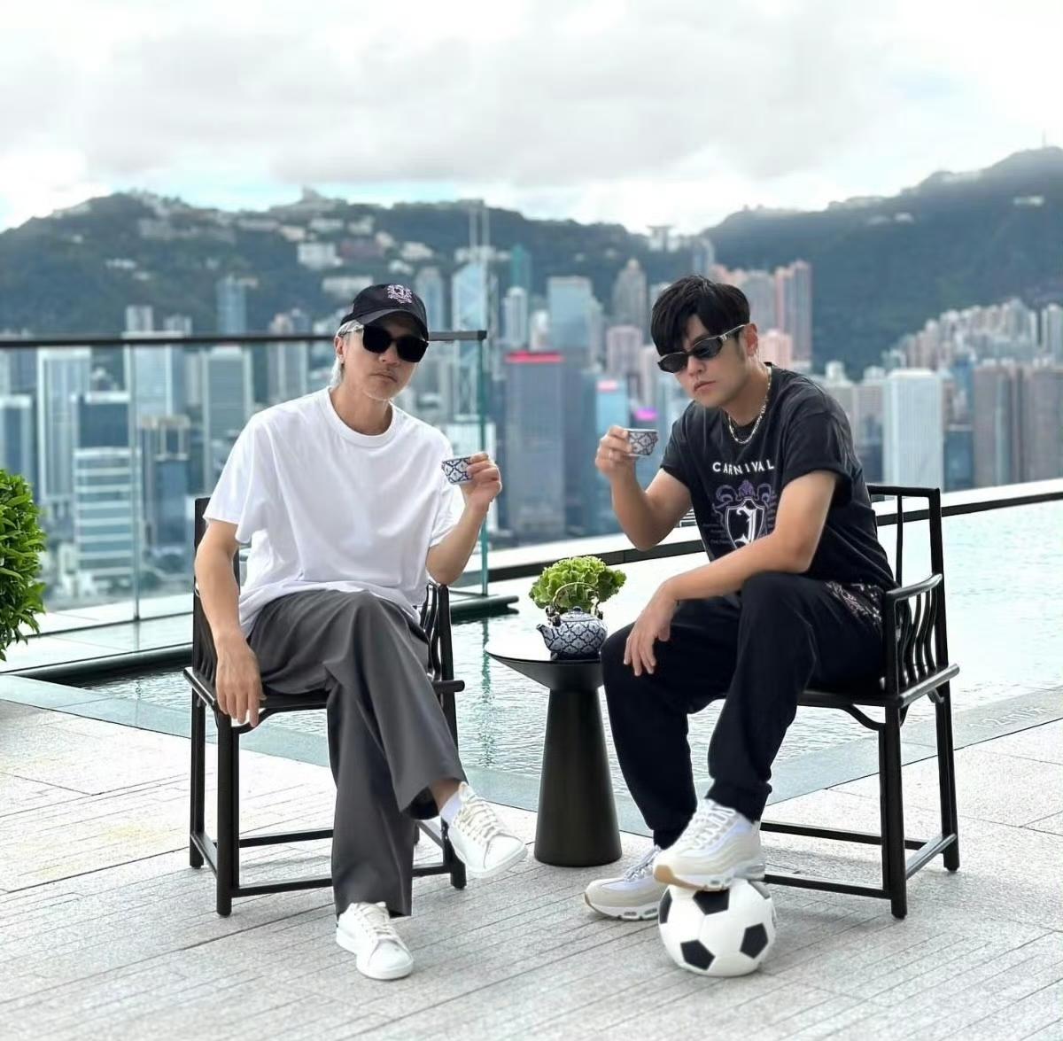 看来他们又要合作了！周星驰和周杰伦“双周合体”肯定会有好事，看周杰伦脚踩着足球就