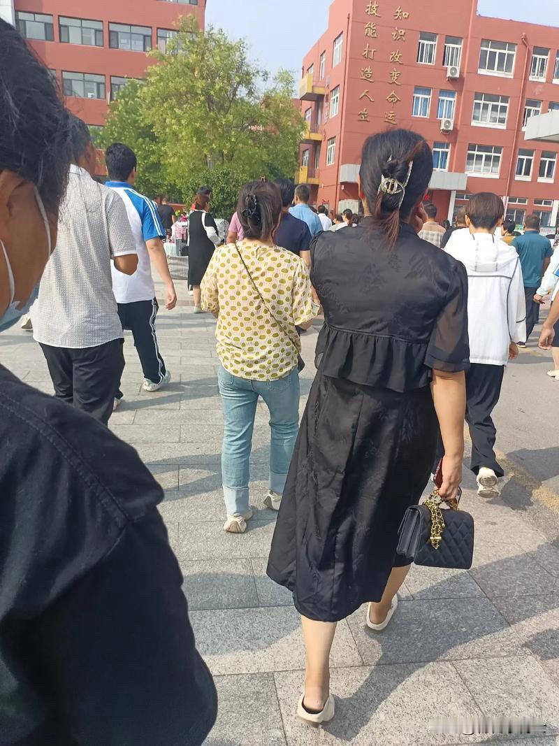 一米七的半大个子，扎堆挤在初中校门口等爹妈车接车送，娇生惯养？防车流？避人贩子？