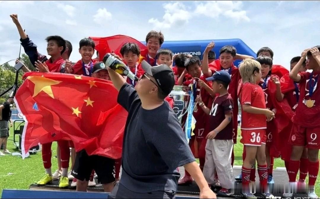董路带队的中国足球小子们在意大利国际杯上夺冠，七战全胜，接连击败埃弗顿、佛罗伦萨
