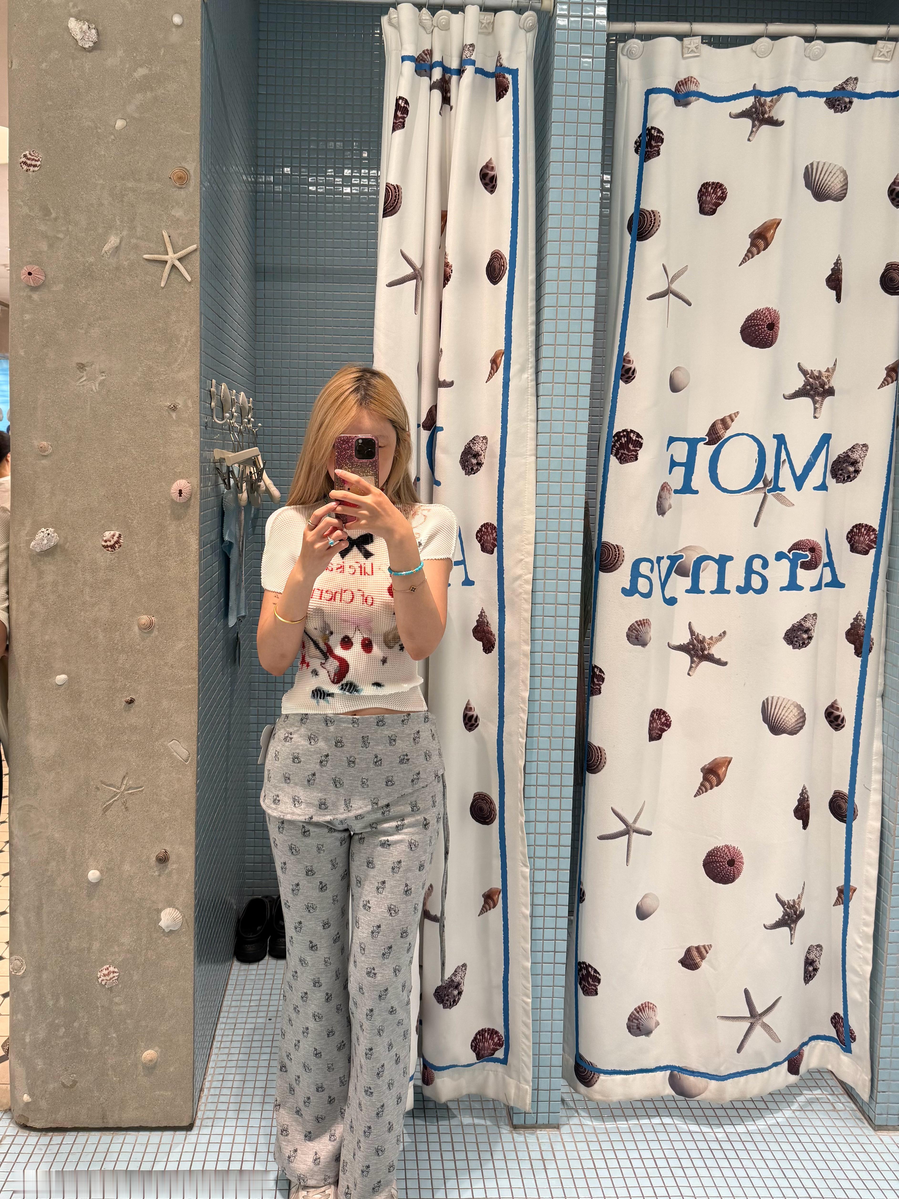 去阿那亚逛上衣服了。。。哪个好看捏！ 