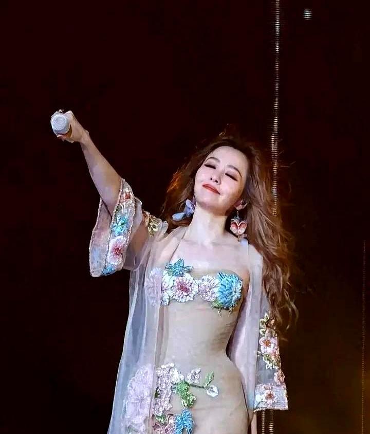 张靓颖，这是彻底不装了？
 
巡演那身冰蓝羽毛裙，走一步，羽毛和碎钻就跟着抖。灯