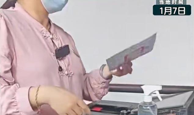 近日，有一台湾人来大陆旅游，不知道他出于什么目的，拿出台湾退伍兵证，来大陆景区想