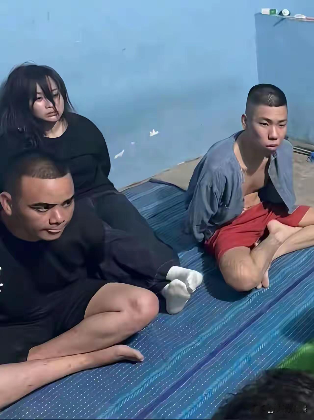 女子逞一时之勇，最后也都被拿下了，都到他们该到的地方团聚来了，这也不错，不仅实现