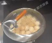 女子嫌鸡蛋太脏
拿回家立刻用水洗干净
结果洗完才得知鸡蛋不能洗，洗过容易
坏掉！