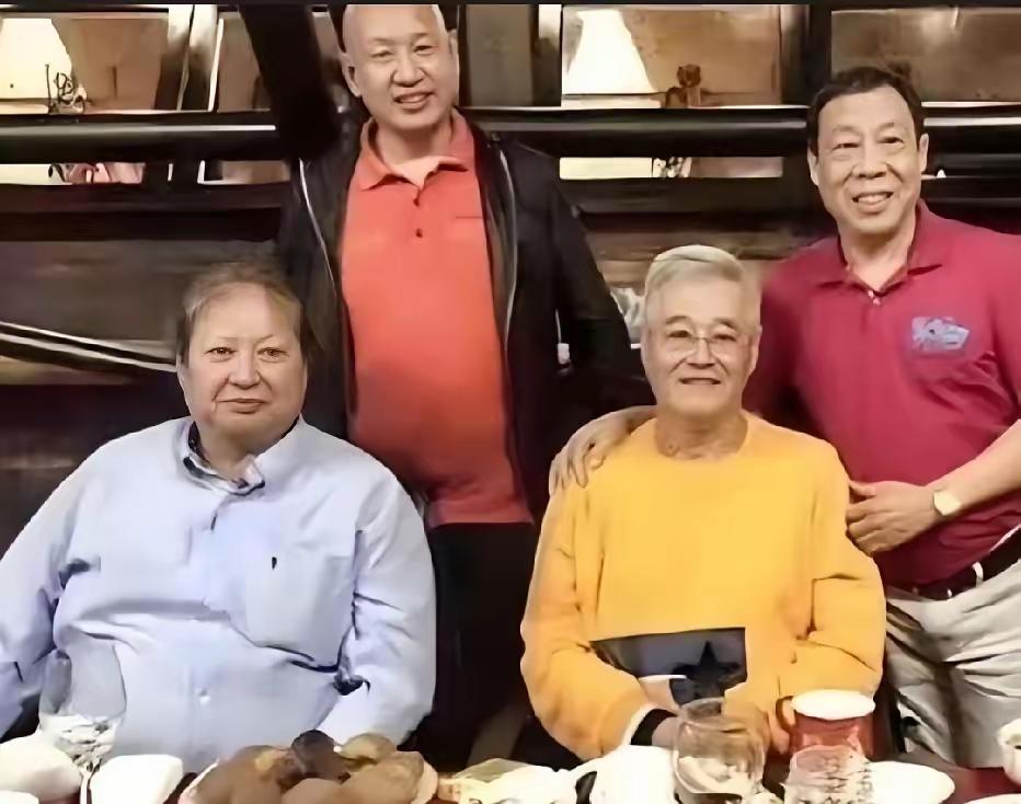 看到2015年洪金宝去东北拍戏，本山大叔设宴招待的留影，太有意思了。照片里桌子上