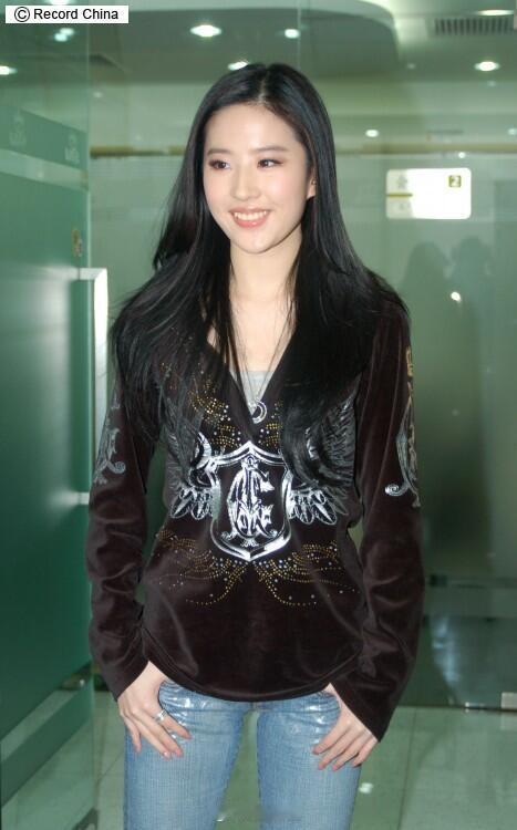 刘亦菲这个妆容好嫩啊 ​​​