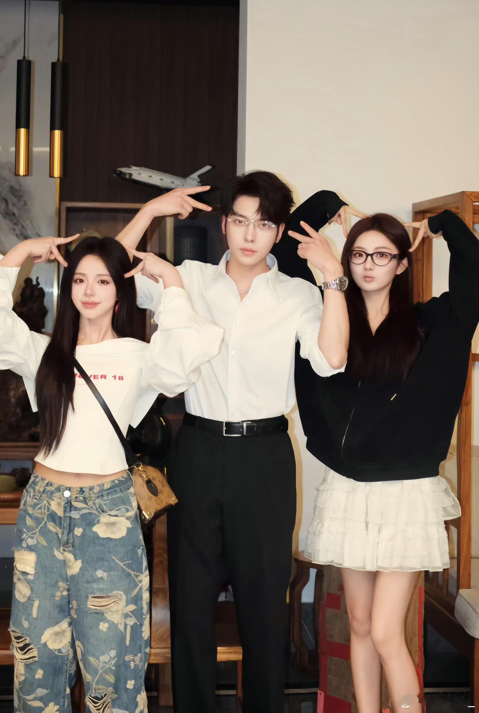 赵慕颜卡戎是不是没二搭呢 我能不能求一个 看到这个照片突然好想念💧 