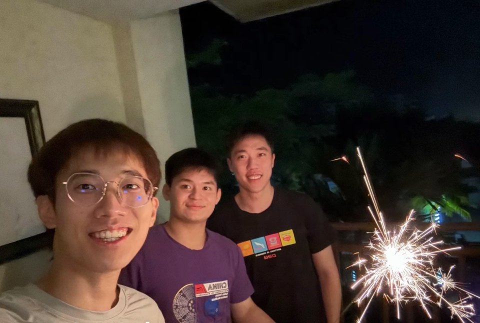 梁俨苧退役晒釜山世乒赛合照曾经马龙樊振东坐镇，现在王楚钦独自扛旗。林诗栋还需要磨