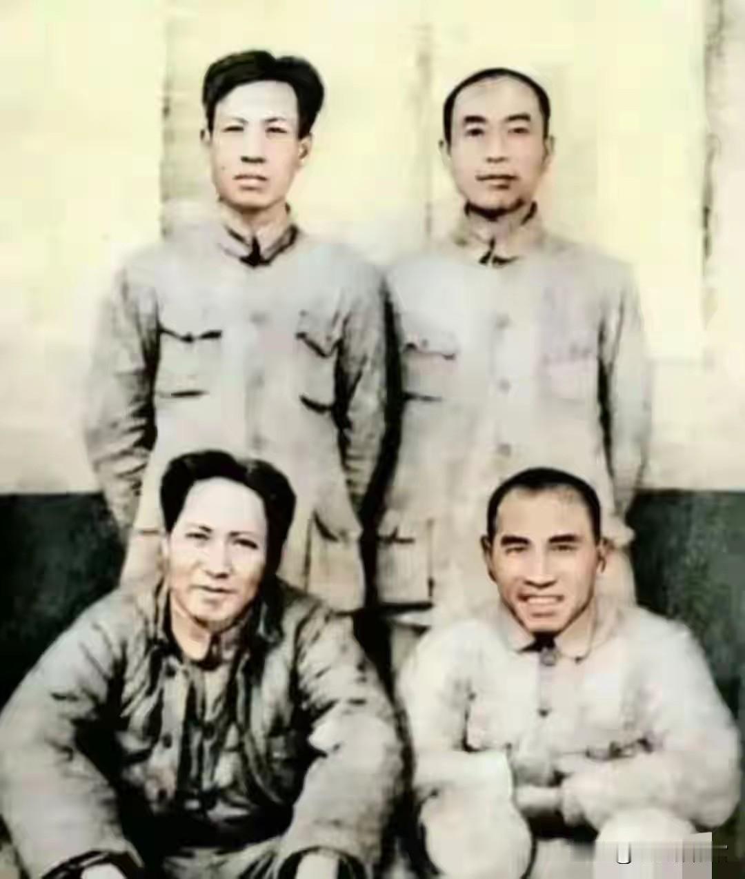 陕北时期珍贵历史合影，毛泽东、朱德、刘少奇、张闻天四人同框。粗布军装见证长征后的