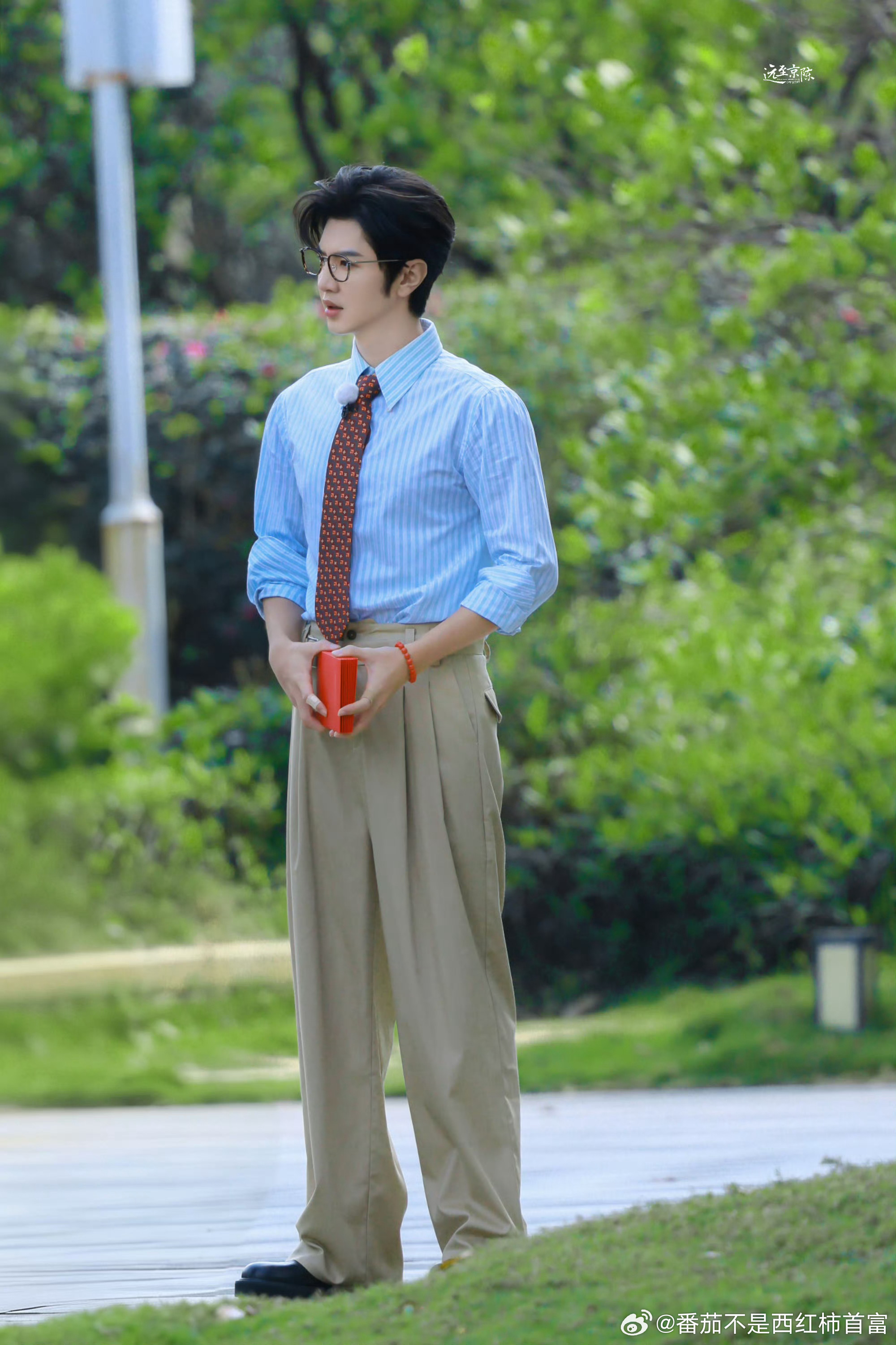 救命！陈哲远奔跑吧民国学长造型杀疯了！浅蓝条纹衬衫+卡其阔腿裤，黑框眼镜一戴，斯