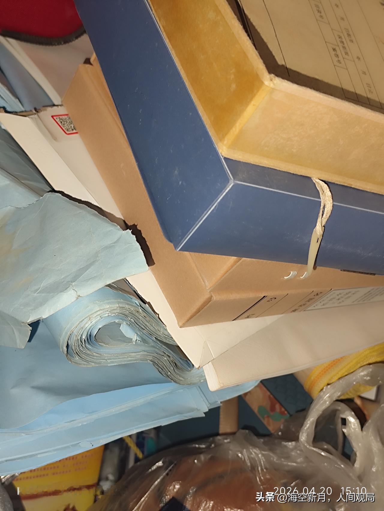 那半屋子资料
 
他终于换了个不拖欠工资的单位。
我当初怂恿他投身新能源领域，看