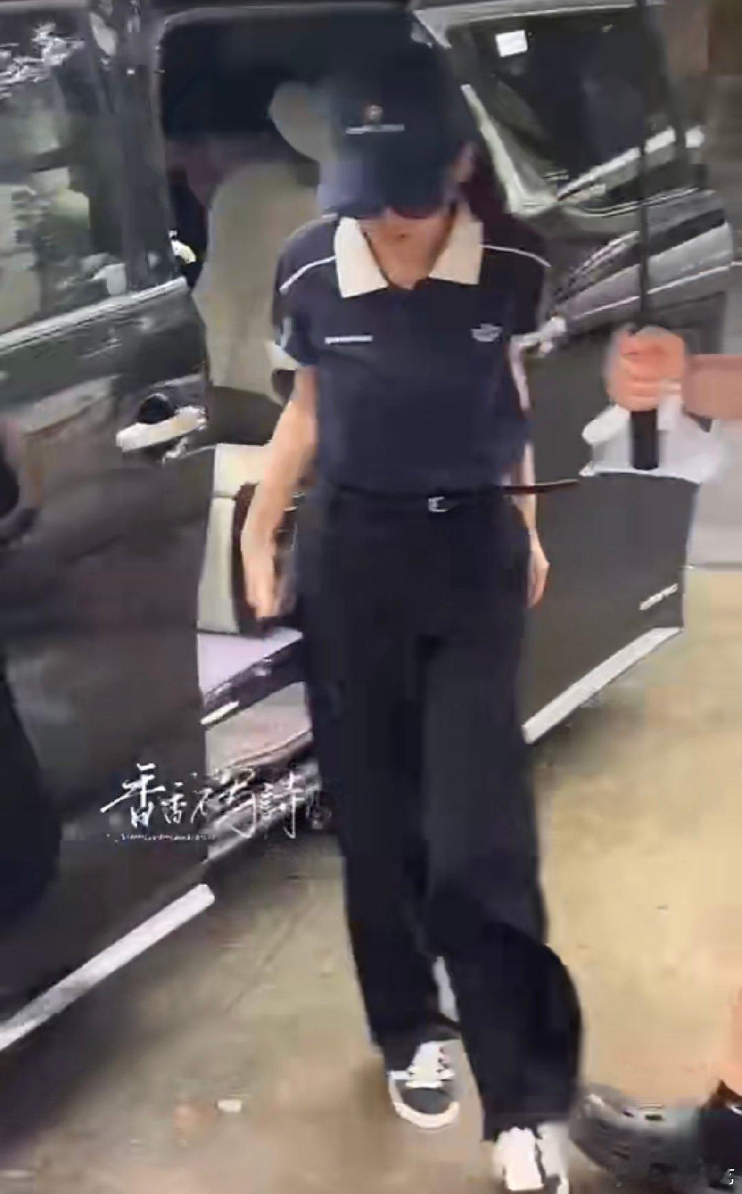 宋祖儿老干部风 本以为是严肃老干部，结果是帅到犯规的祖鹅！这条西装裤简直是长腿神