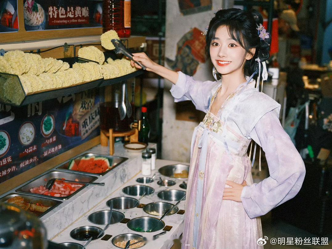 王影璐把椰子鸡吃成了四川火锅本以为吃椰子鸡主打一个原汁原味，直到看见王影璐调的这