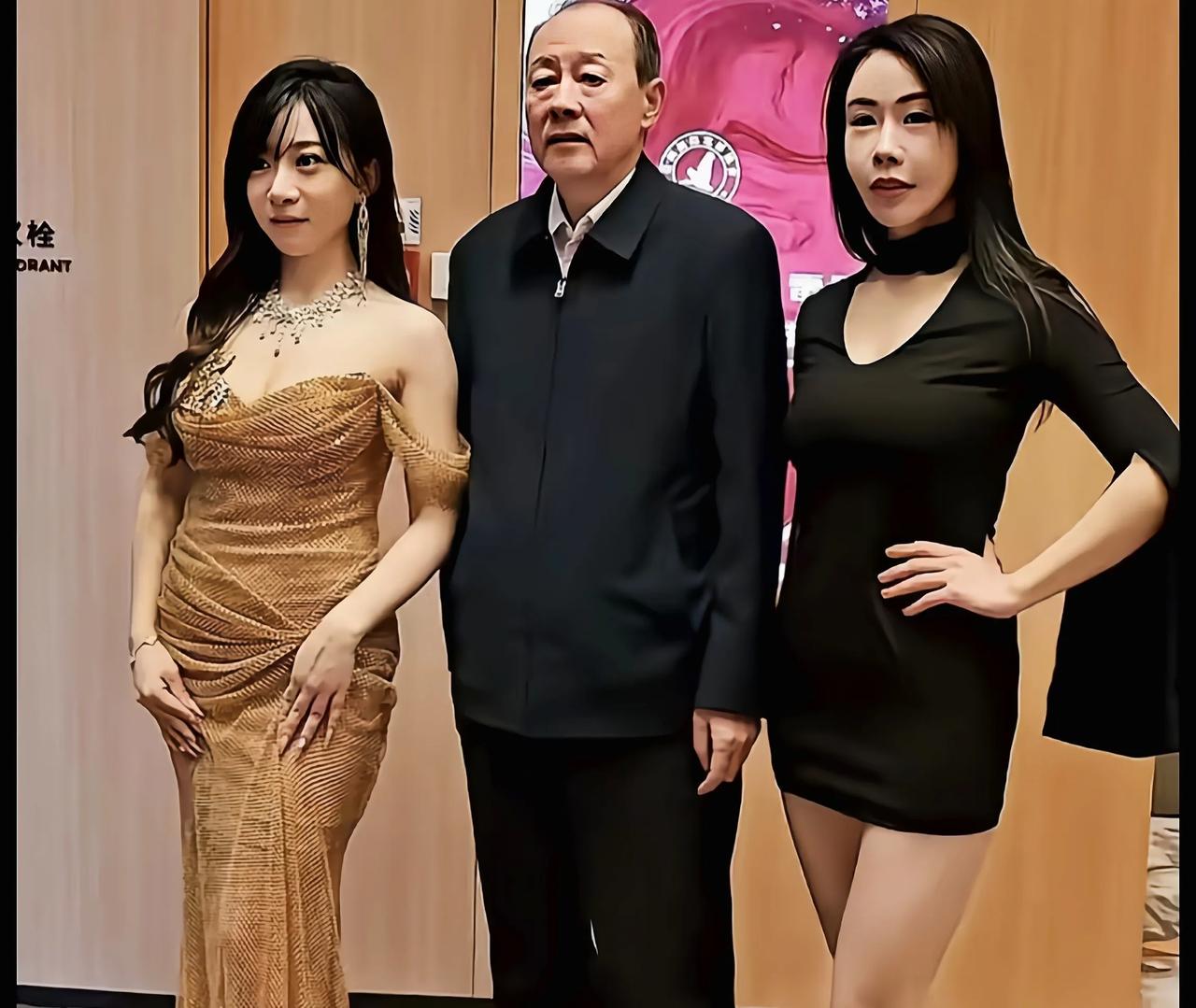 美女中间的男人不简单，不羡鸳鸯不羡仙，只羡侯天来老师的每一天

照片里这位被围在