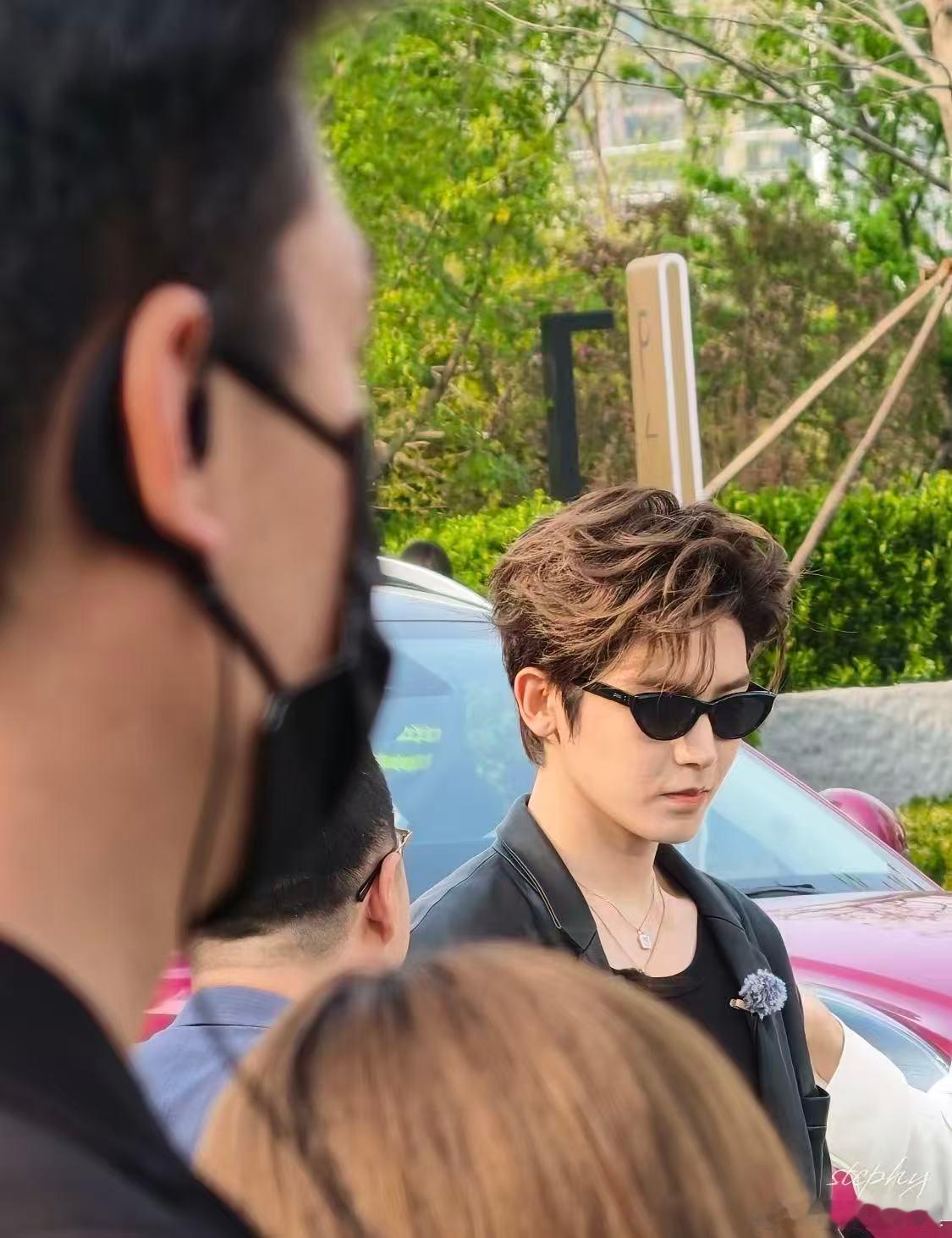 侯明昊生图好抗打天呐！侯明昊生图也太能打了！今日份潮男造型直接鲨我，卷发配墨镜痞