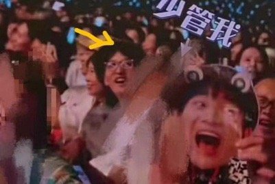 #姚译添去看周深演唱会了#昨晚周深杭州演唱会在最后一首歌《少管我》的互动环节，随
