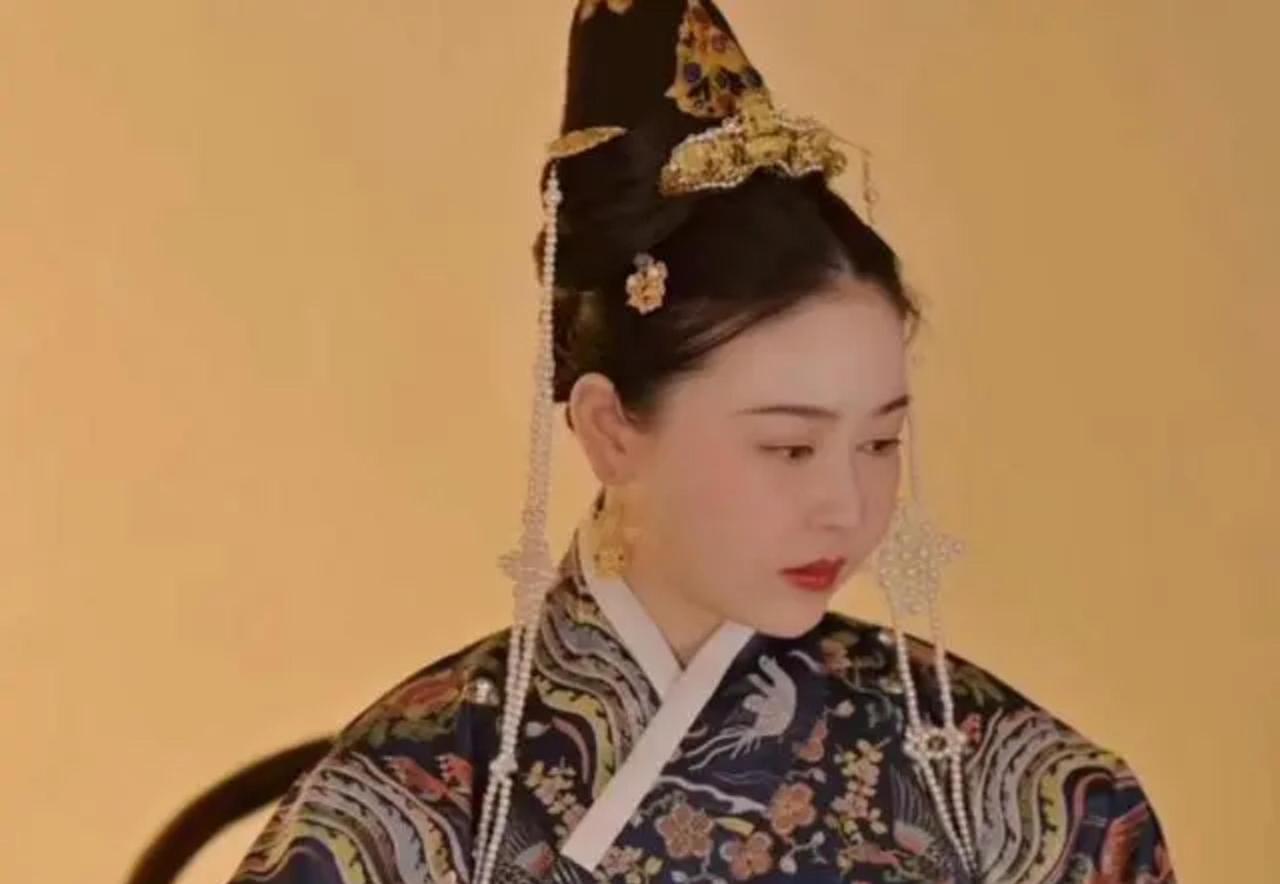 明朝崇祯年间，太监总管陈德润，闯入皇后的寝宫，激动地说道：“皇后娘娘，你无依无靠