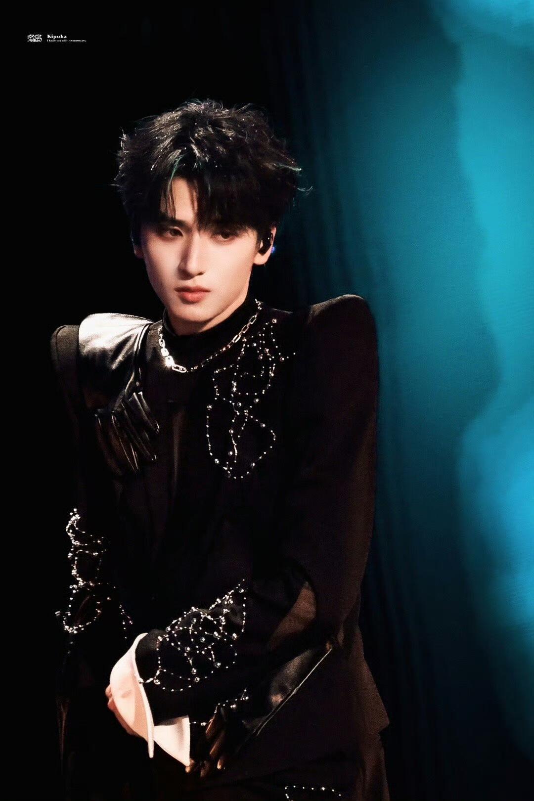严浩翔 in 时代少年团加冠礼演唱会大连站舞台Look，两套造型分别来自Magg