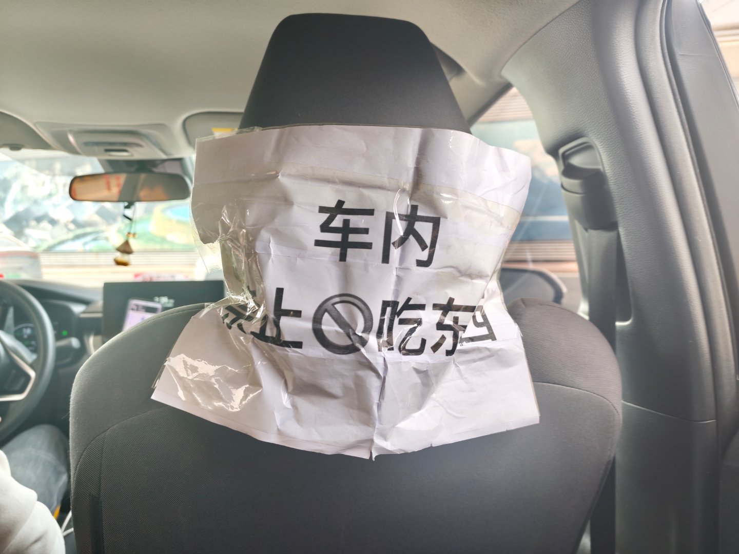 在首都t2降落，直接打车去首钢园在停车场买了个汉堡，然后一上车就