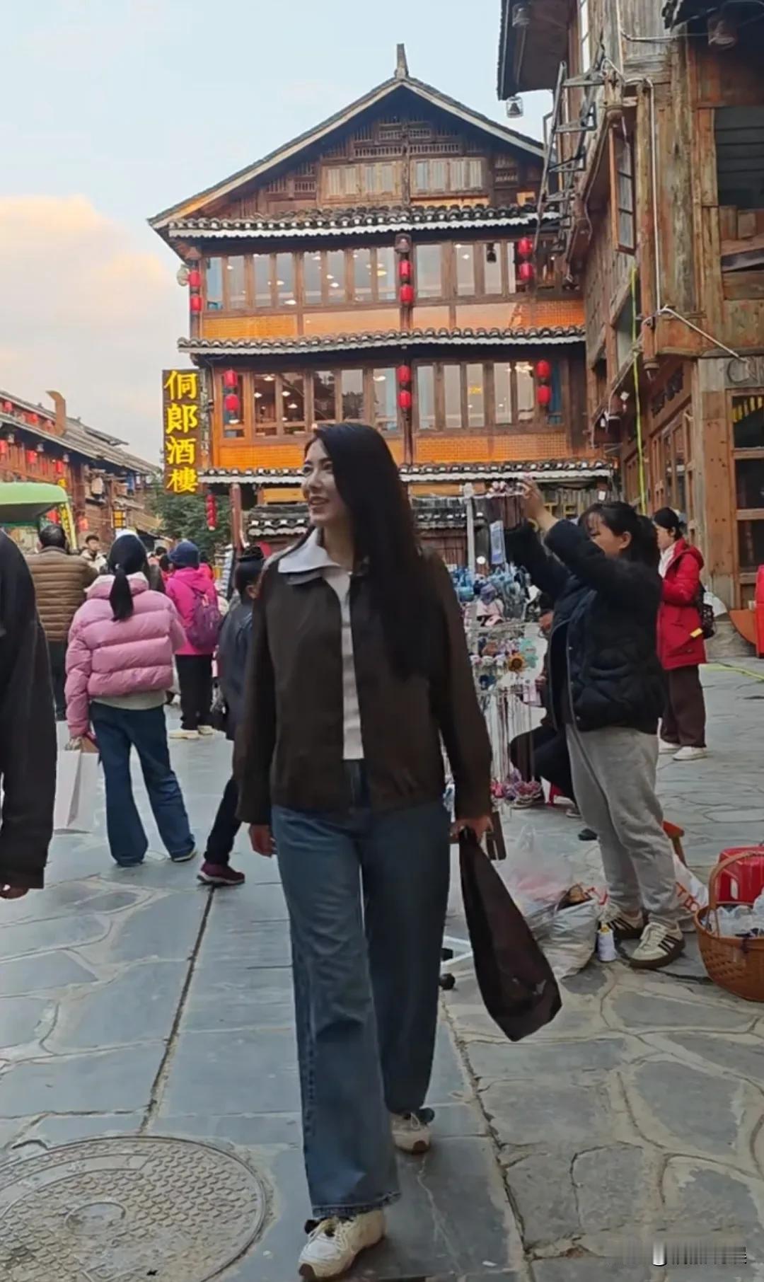 曾黎不愧为中戏公认的美人，路人镜头下的她确实美得出色。
她现身贵州肇兴侗寨游玩，