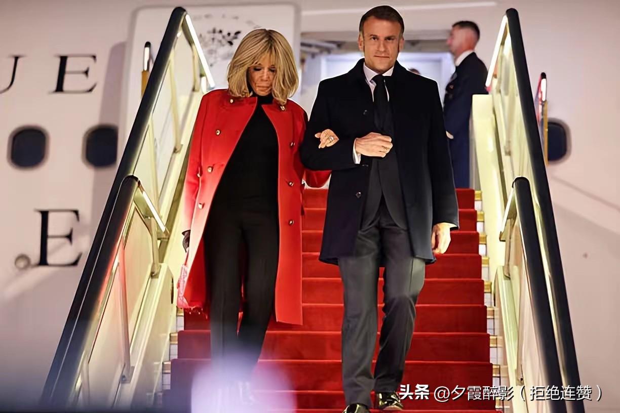 72岁法国第一夫人刚抵达北京就把人美翻！红色大衣配戴妃包，好美
无领直筒款红大衣