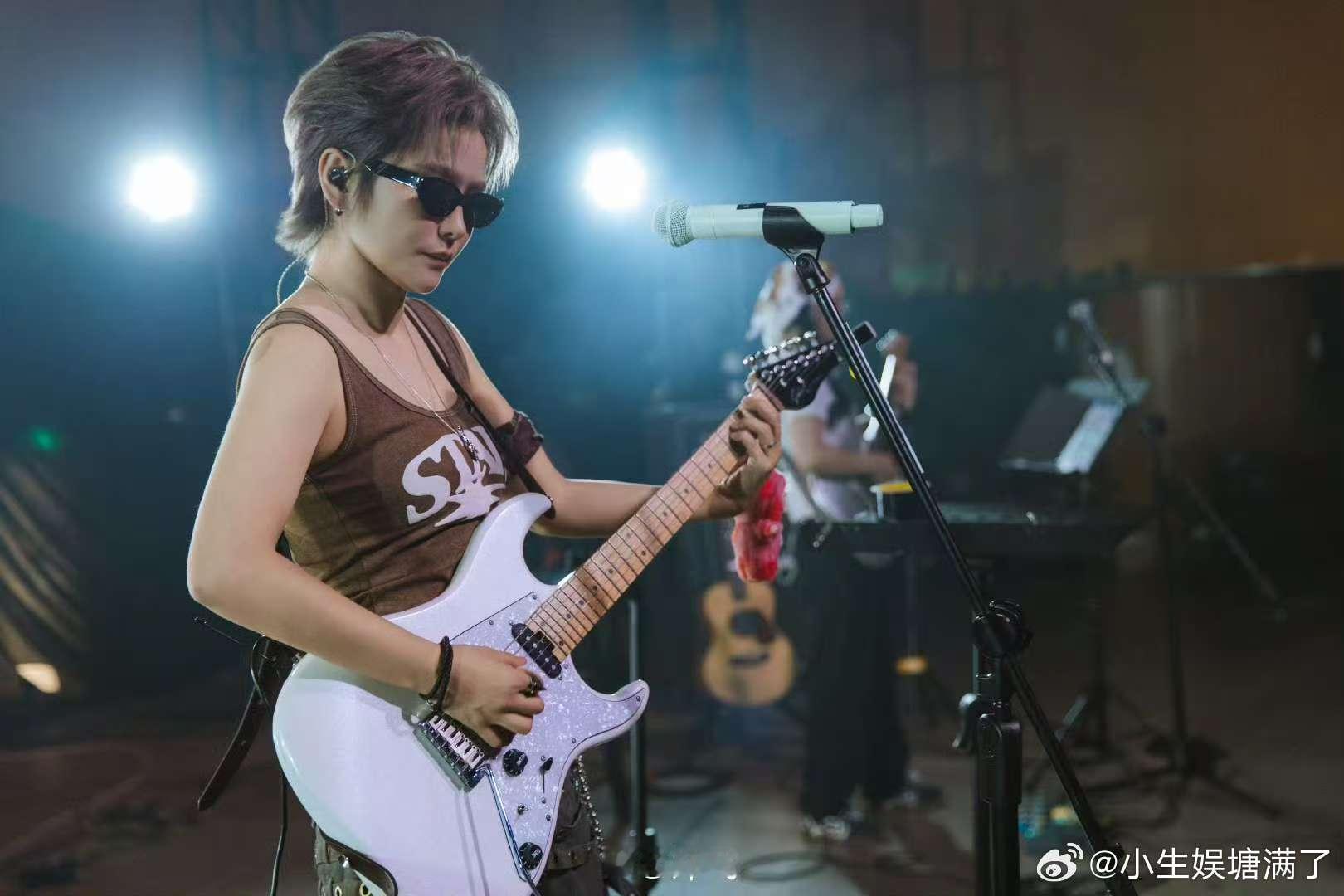 余秀华说要去许飞演唱会 许飞在台上念着《我爱你》的诗句突然开唱，台下观众从懵逼到