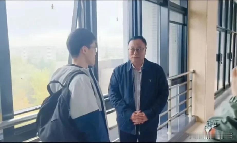 西工大的校长宋保维院士，每日7点都会准时现身友谊校区的食堂，端着豆浆与本科生同坐