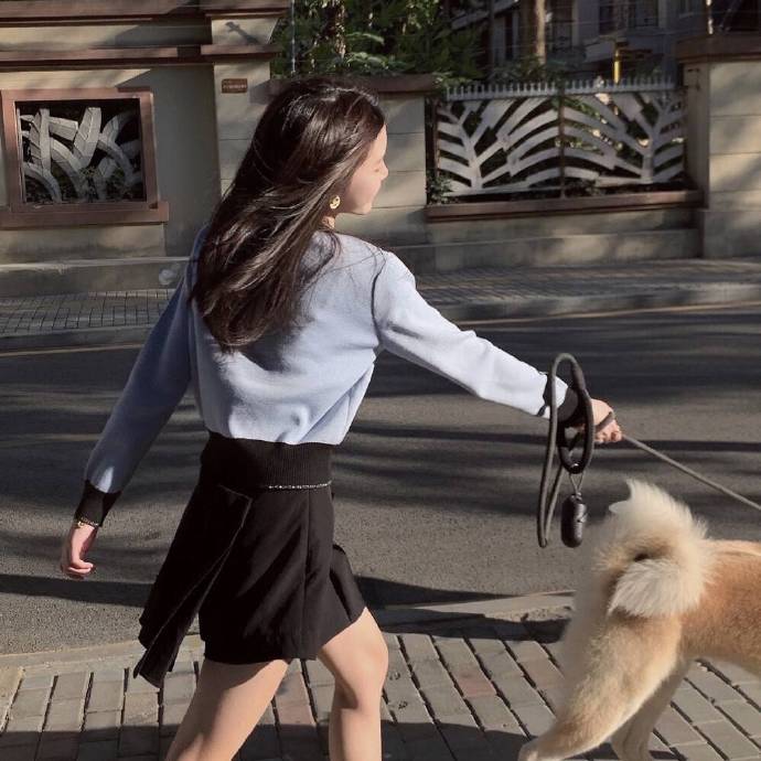 “   平行的两只眼睛 却不平等看人   长在两边的耳朵 却总听一面之词   只