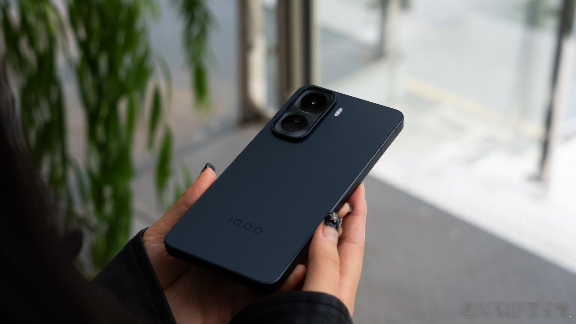 iQOO Neo11 疾影黑图赏又来啦～[吹风车]实在是喜欢，又拍了一组手机在手