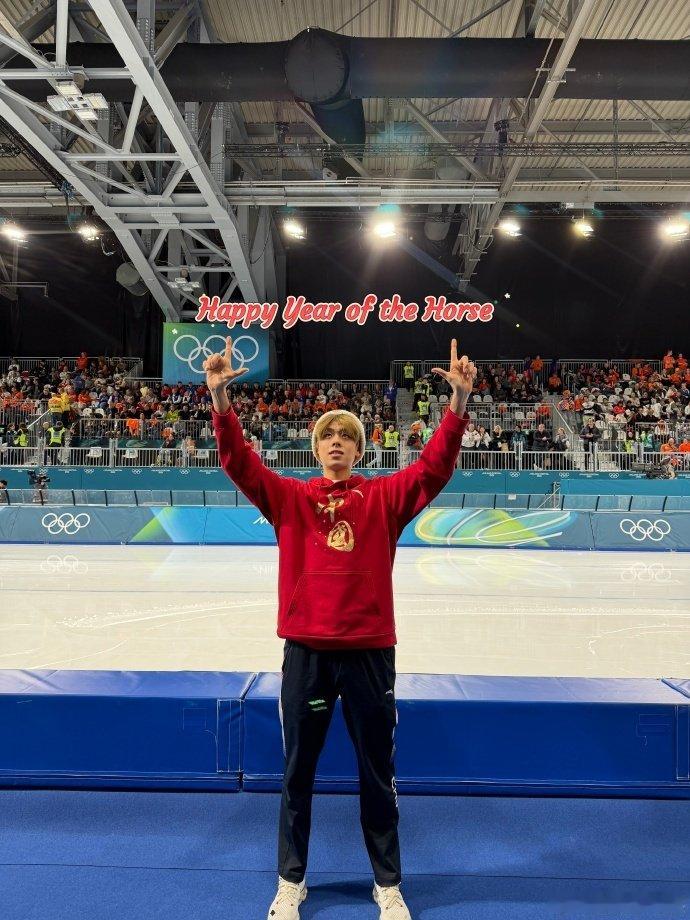 速滑齐天大圣祝马年快乐刘瀚彬蓄力团体追逐半决赛冬奥速滑运动员刘瀚彬发博：很开心昨