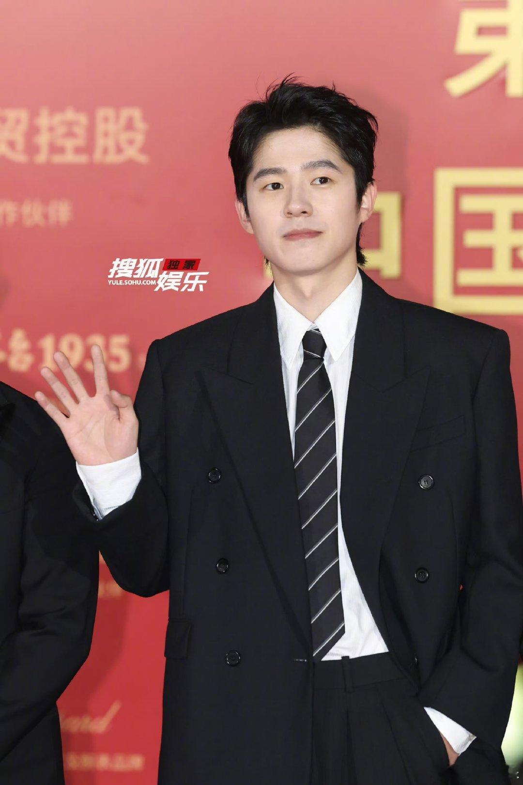 光影聚焦少年模样！刘昊然金鸡红毯西装造型，清爽利落满是朝气，少年感封神 
